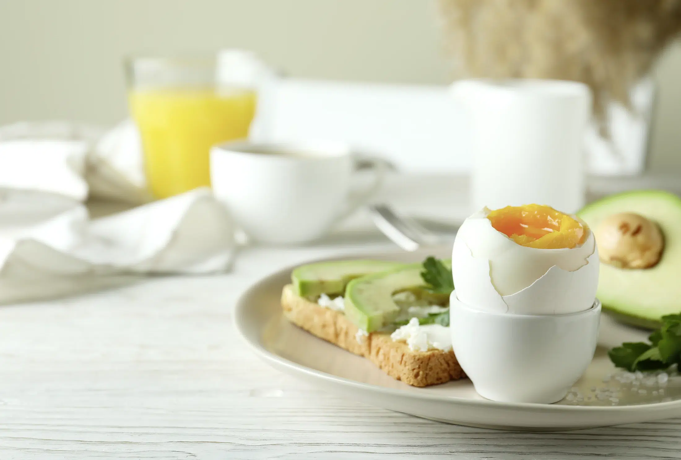 Frühstücksbuffet mit Brot, Aufschnitt und Getränken