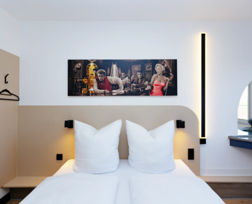 Doppelzimmer mit großem Bett und modernem Design