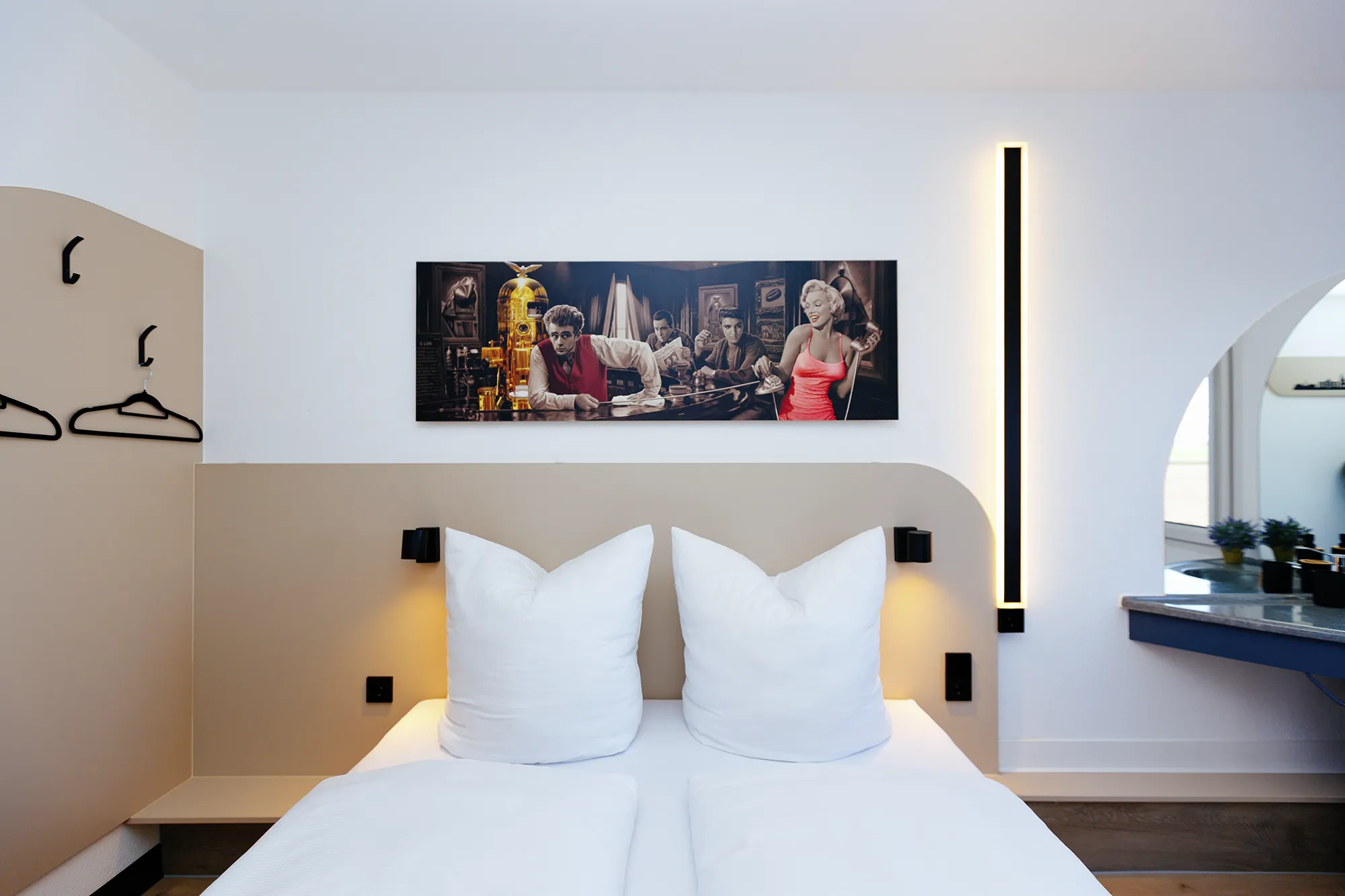 Doppelzimmer mit großem Bett und modernem Design