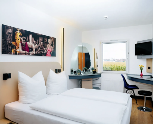 Doppelzimmer mit großem Bett und modernem Design