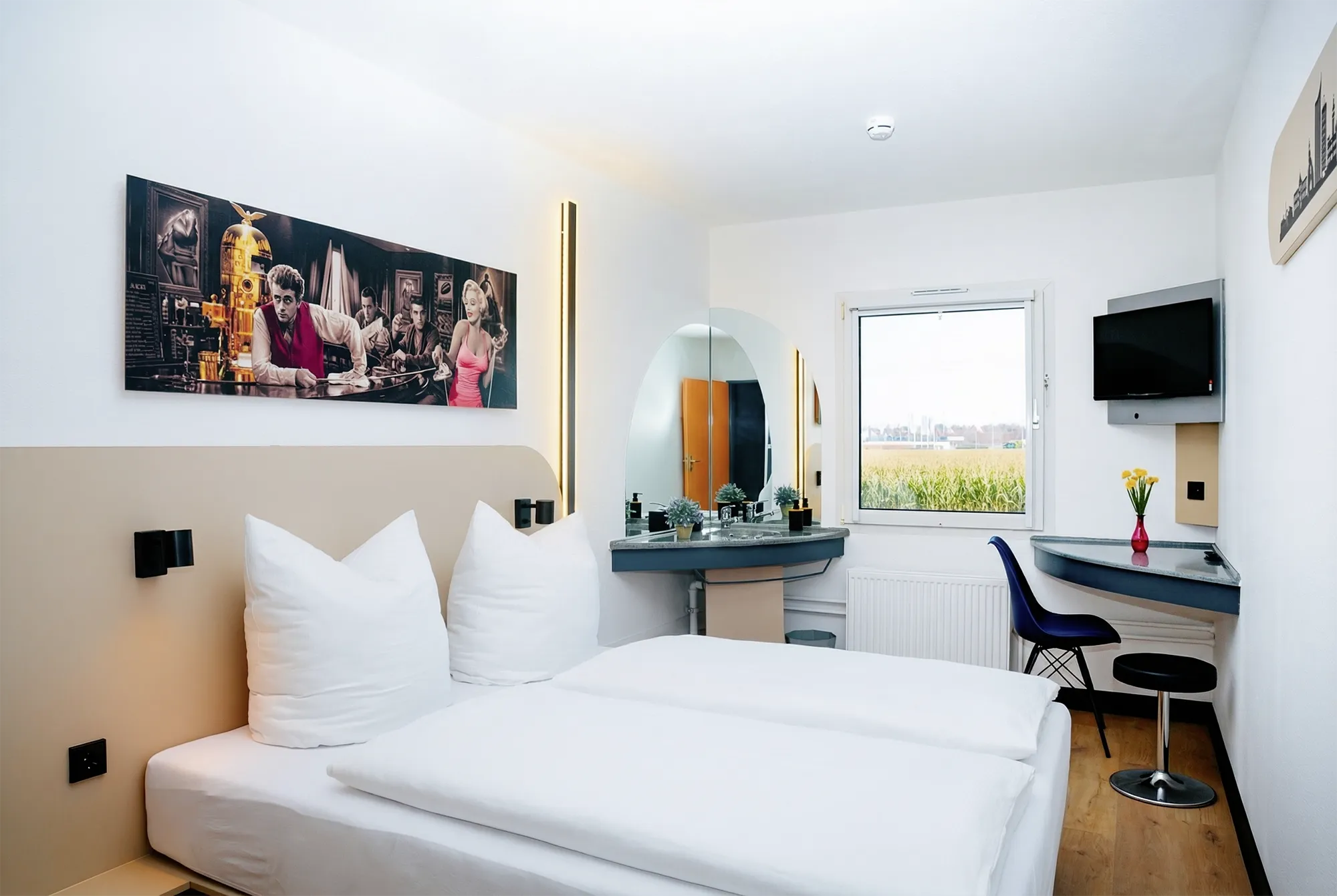 Doppelzimmer mit großem Bett und modernem Design