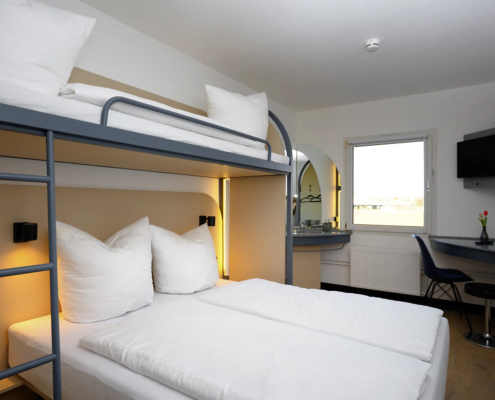 Hotelzimmer mit Doppelbett und Zusatzbett