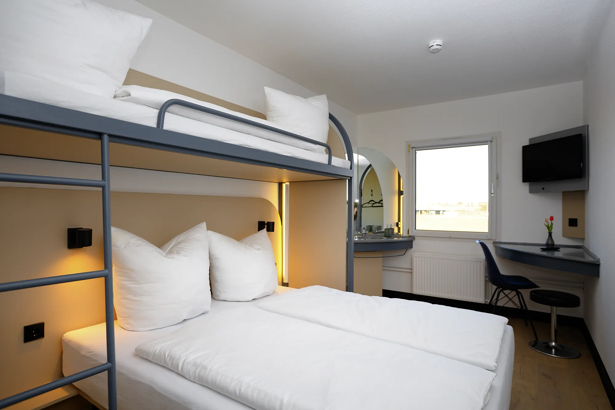 Hotelzimmer mit Doppelbett und Zusatzbett