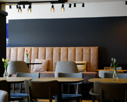 Frühstücksbereich des Hotels mit Sitzplätzen und Buffetstation