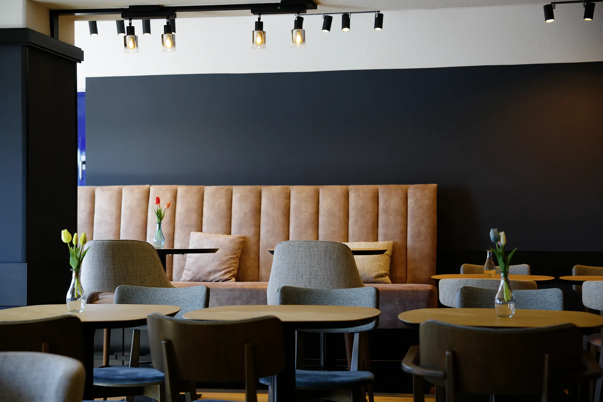 Frühstücksbereich des Hotels mit Sitzplätzen und Buffetstation