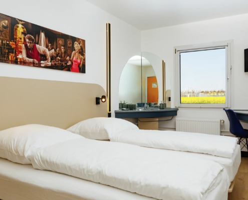 Doppelzimmer mit großem Bett und modernem Design