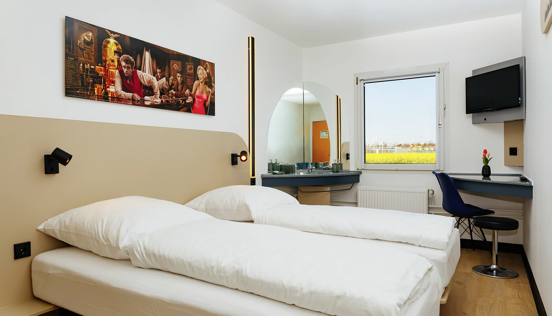 Doppelzimmer mit großem Bett und modernem Design