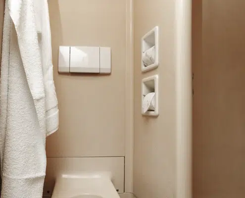 Badezimmer mit WC und Beleuchtung