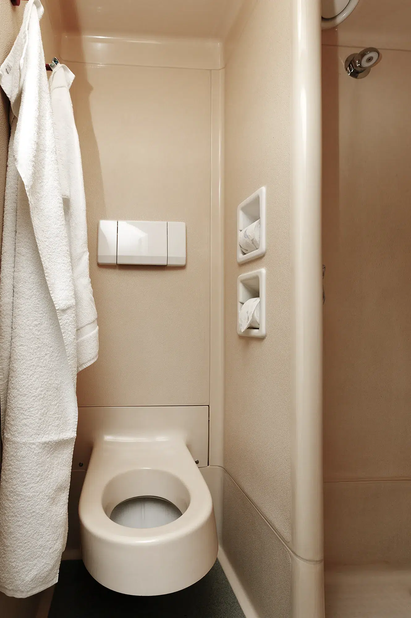 Badezimmer mit WC und Beleuchtung